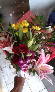 Hand Bouquet Valentine  Kraksaan 