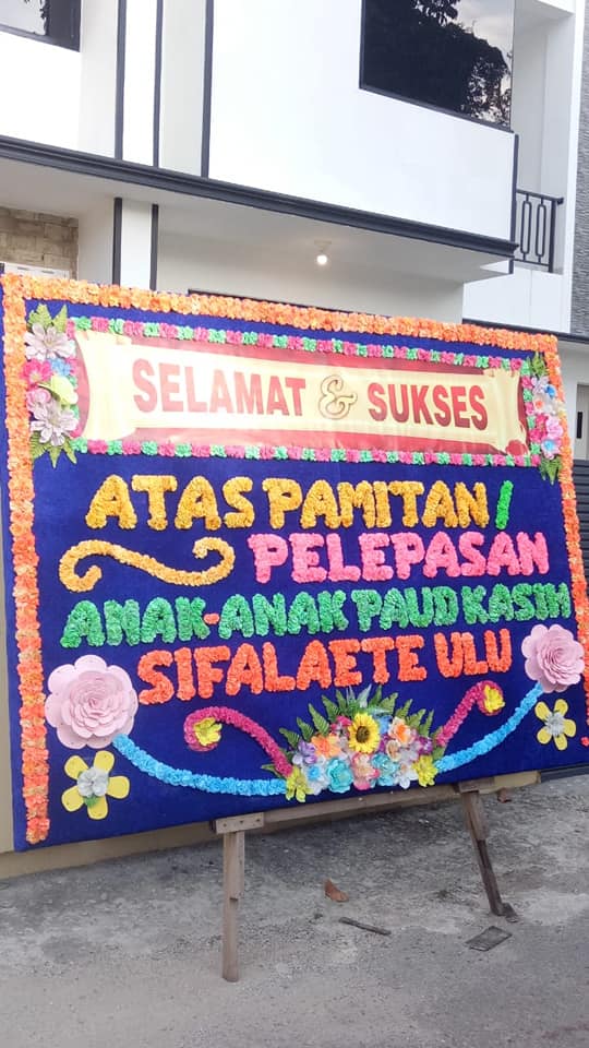 Penjual Karangan Bunga Wisuda  Waropen 